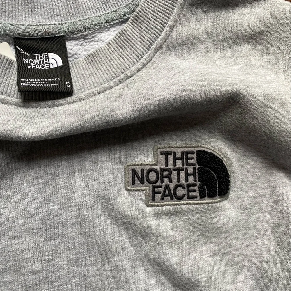 The North Face Women’s Gray Logo Crewneck Sweatshirt Medium FA20 - Picture 3 of 10